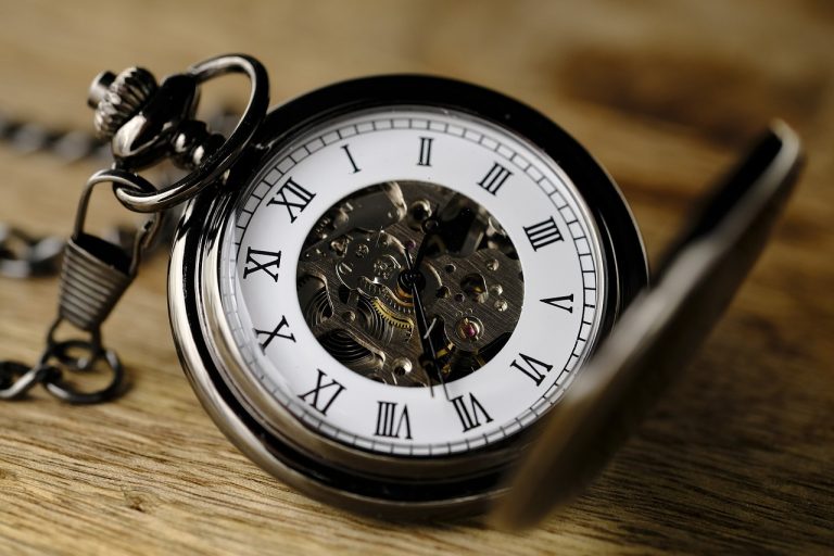 Dlaczego używamy wyrażenia „o’clock”? Historia i znaczenie tego zwrotu
